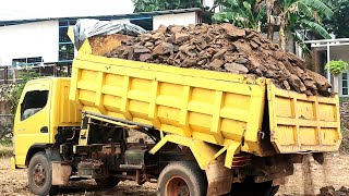 Mobil Dump Truk Pasir Jomplang Batu Cadas Bergantian