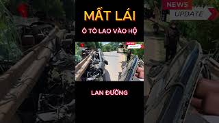 Ô tô mất lái lao vào hộ lan đường, 4 người thoát nạn #shorts #tintuc #tintức24h #news #thoisu