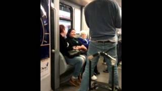 24 enne da una vita canta sulla metro..