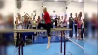 Mujer de 88 años muestra sus habilidades en gimnasia