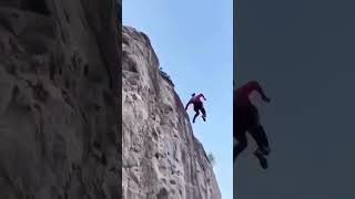 Tırmanıcı kız kötü düştü. Climbing girl falls badly