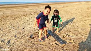 BERMAIN DI PANTAI BERSAMA BUDAK COMEL