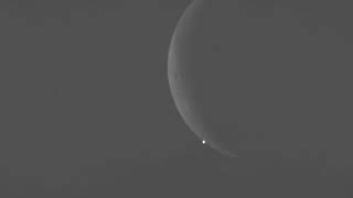 La Luna occulta Venere in pieno giorno,  diretta video live