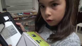 Kids Unboxing Wattuneed Solar Charger (French)