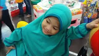 Kakak Delis Bermain di Fun City