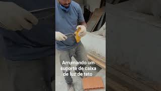 Arrumando um suporte de caixa de luz de teto