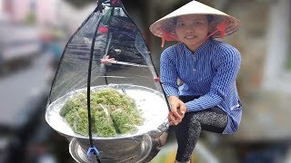 Chị gái xinh đẹp bán cốm xào dừa ngon độc lạ