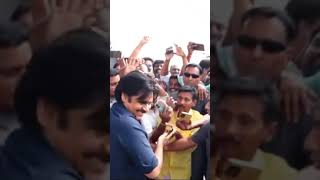 Pawan Kalyan took a selfie with fans at mangalagiri party office #pawankalyan #janasena #ap #fans