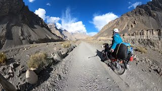 Parapendio nella Valle dell'Hunza.