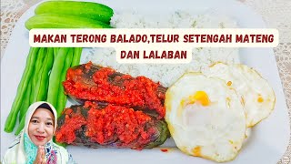 Menu telor ceplok dan terong balado itu memang sangat nikmaat🍆