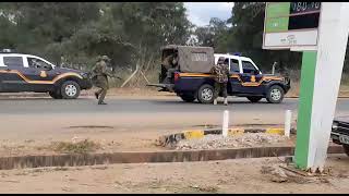 Kenya Police officers run for their lives in Makueni as demonstrators charge at them!!