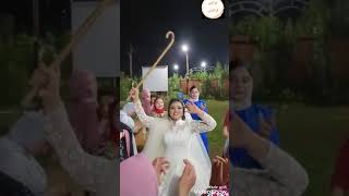 شوفوا العروسة وحلاوتها بترقص على المزمار والطبل البلدى.....💃💃👍🥁