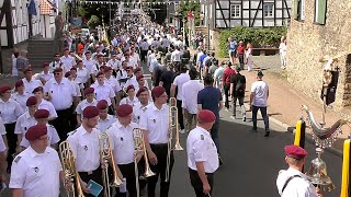 Der Schützen-Festzug durch die Stadt (Balve)