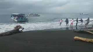 Di Pantai Banjar Bias Kusamba, Pasir Hitam, Ponton Ditarik Untuk Jembatan Penumpang Dari Boat.