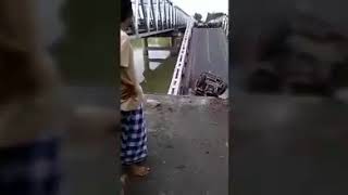 Detik-detik Jembatan Babat arah Tuban ambrol
17-04-2018 jam 11