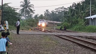 KERETA SEJUTA UMAT HARUS BANYAK SABAR || MOMENT SUSUL SILANG KA LOKAL GARUT CIBATU