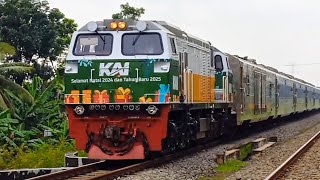 Momen KA Manahan ditarik lokomotif stiker livery Natal dan Tahun Baru 2025