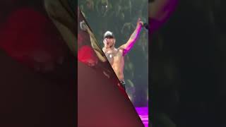 LAURY DEJA A ANUEL POR QUITARSE LA ROPA EN PLENO CONCIERTO😳