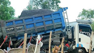 Mobil Dump Truk Pasir Bongkar Muatan Sampai Tumpah-tumpah