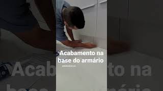 Acabamento na base do armário