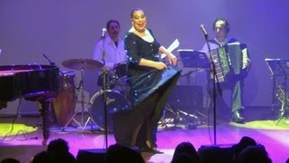 Bate o bumbo, Sinfrônio | com Maria Alcina, Marco Bernardo e orquestra