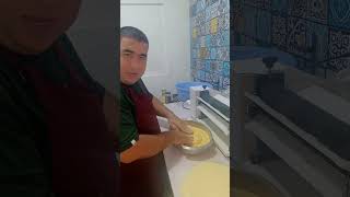 Cilindrando a massa de pizza no cilindro da saro