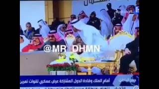 شيخ محمد بن زايد يساعد الملك سلمان بفتح علبة الماء