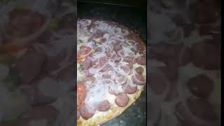 pizza a moda da casa metade calabresa acebolada