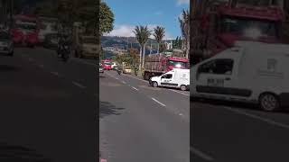 #Intolerancia | Un tractocamión se llevó por delante a una minivan en la calle 170 en Bogotá.