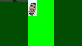 Hombre de pantalla verde riendo