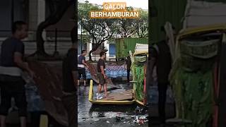 *KECELAKAAN DI CIBUBUR * Ratusan galon berhburan di jalan