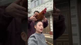 This rooster is really good at stepping on people. Hairstyle: Big rooster. Uncle Long's creative