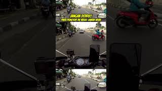 Para pemotor ini nekat lawan arah.