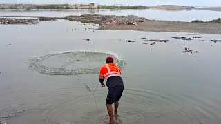 Mire!. los Peces que Atrapa con Atarraya este Pescador de esta Poza del río