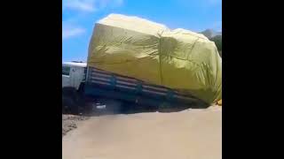 Is this possible!! You won't believe it Truck crossing the flood | Iran Balochistan Border