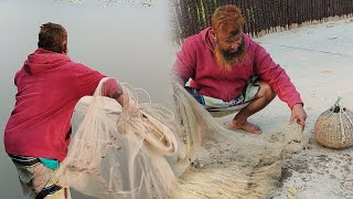 গ্রামে খালে বিলে দেশি মাছে ভরপুর। জাল ভর্তি মাছ হচ্ছে 