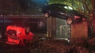 Fuerte Lluvia Y Ríos De Aguas Negras Arrastraron Un Auto Hasta La Parte De Arriba De Una Columna. JB