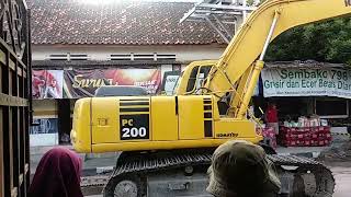 excavator back hoe membongkar jalan raya #excavator #explore