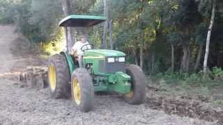 Trator John Deere com grade aradora