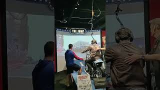 Salto de moto virtual, no Museu Evel Knievel