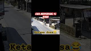 berikut ini video cara menyebrang yg benar. #cctv #hiburan #lucu