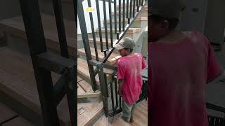 Proses pemasangan railing tangga rumah