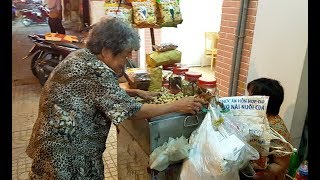 Rơi nước mắt cảnh 2 cụ già ngủ gật trên xe đậu phộng ế ẩm/two poor old people