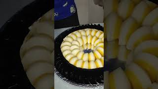 Ganito ko e-arranged ang 50 pcs puto flan and 50 pcs black kutsinta sa 14" na bilao