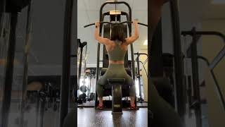 Lat pull-downs #latpulldowns #gymgirlmotivation