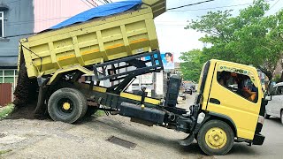 Mobil Dump Truk Pasir Jomplang Muatan Sampai Bikin Macet Jalan