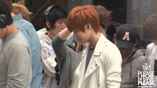 [fancam] 110506 SHINee Taemin looks at fancam @ S. music show