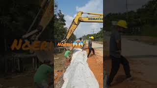 detik-detik pengendara motor terobos kolong excavator - #youtube #shorts