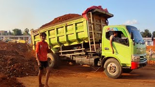 Mobil Dump Truk Tanah Jomplang Muatan Tinggi Menggunung