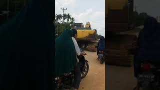 ngeri!!! iring-iringan pengendara motor dengan excavator #shorts